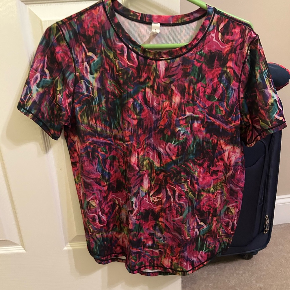 Lululemon women’s shirt